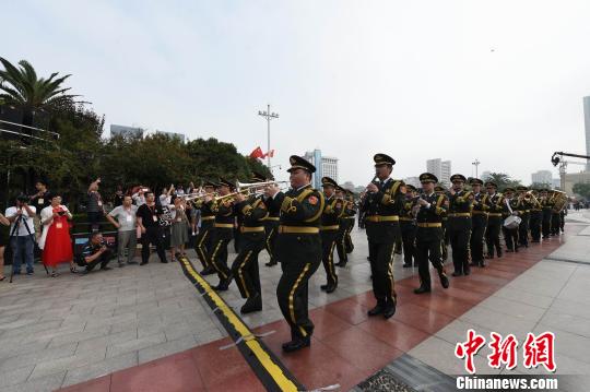 图为巡游表演的中国人民解放军军乐团。　鲍赣生　摄