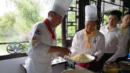 中国淮扬菜烹饪大师告诉你正宗扬州炒饭，关键还得靠那一味