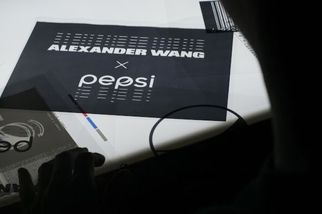 百事联手Alexander Wang推出百事可乐无糖全新限量罐