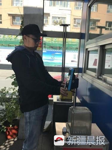 9月25日13时，师范大学BRT车站，一位市民正在使用手机扫码乘车。