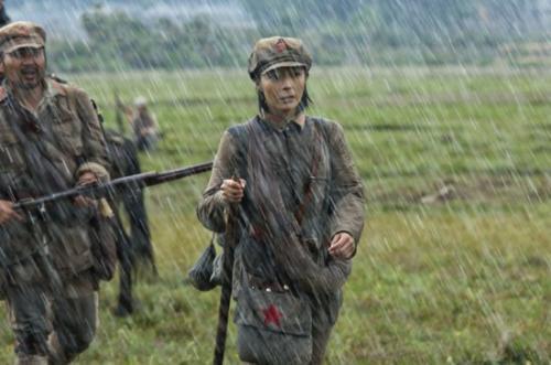红军长征陷入沼泽怎么办？一位女兵想出奇妙办法，百试百灵