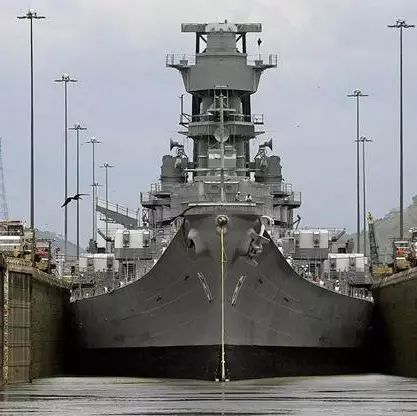 美军战列舰如何挤过巴拿马运河? 超宽舰体空隙仅25厘米！