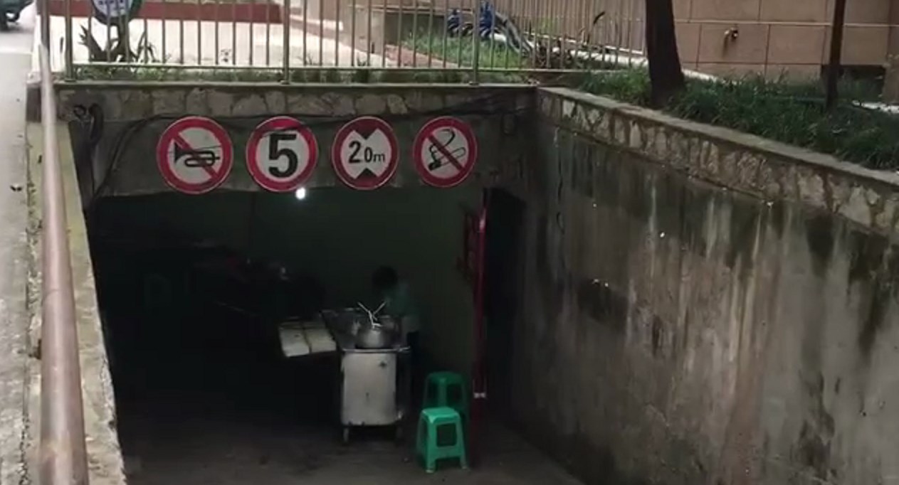 重庆再现特色餐馆 车库快餐馆很受欢迎