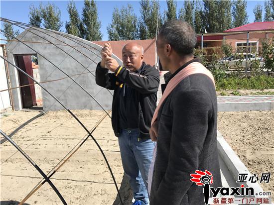 新疆福海县驻村工作队指导庭院经济发展获村民