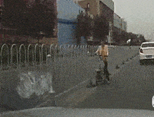 惊心动魄三十秒:男子跨栏失败险被碾压