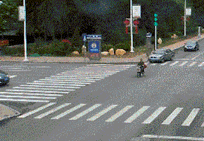 惊心动魄三十秒:男子跨栏失败险被碾压