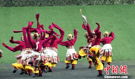 四川马尔康市举办"第六届嘉绒锅庄文化旅游节"