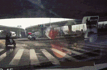 惊心动魄三十秒:男子跨栏失败险被碾压