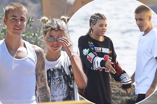PAY-MAIN-PAY-Justin-Bieber-holds-hands-with-Sofia-Richie (1)