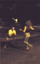 惊心动魄三十秒:男子跨栏失败险被碾压