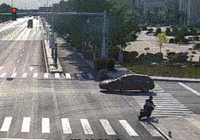 惊心动魄三十秒:男子跨栏失败险被碾压