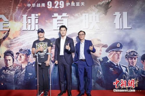 吴京(左一)助阵电影《空天猎》首映。