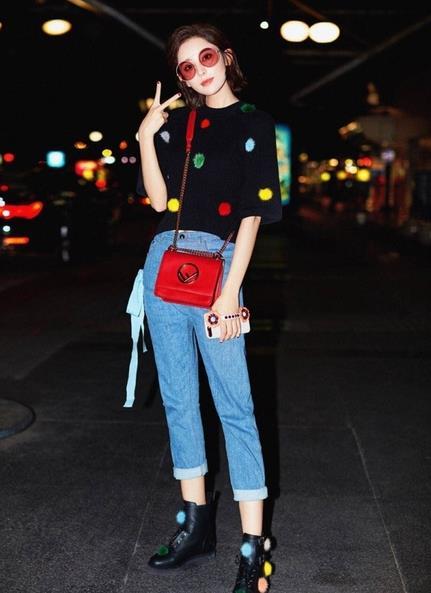 古力娜扎时装周街拍 古力娜扎的黑色毛衣是什