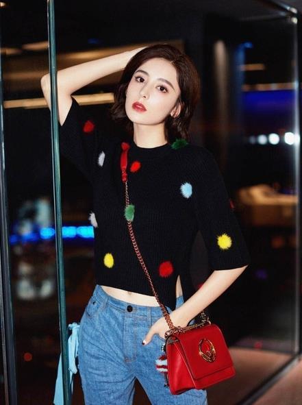 古力娜扎时装周街拍 古力娜扎的黑色毛衣是什