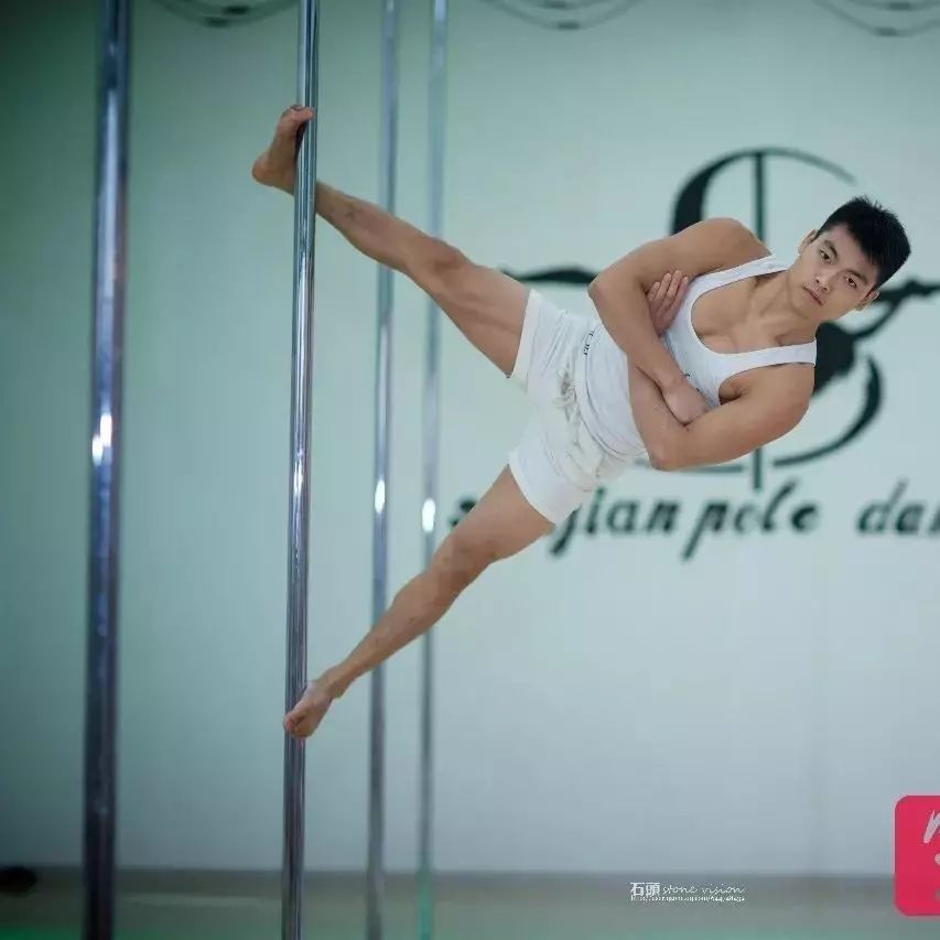 工地上开练钢管舞 22岁中国民工法国夺冠惊艳世界