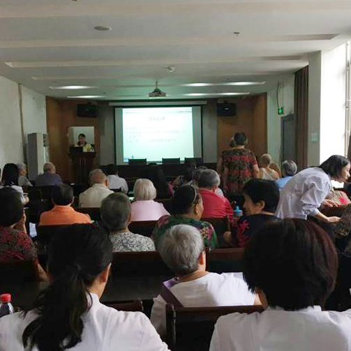 重庆市江北区中医院志愿者进社区宣传中医药文