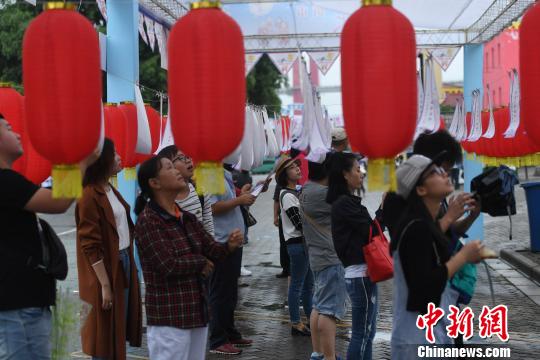 重庆"中秋街市"开街 市民聚集猜灯谜