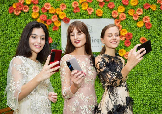 超模在用魅族PRO 7自拍