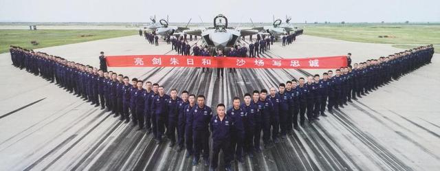 中国2款最强战机是最佳拍档：歼20踹门+歼16横扫