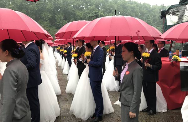 全国烈士纪念日 90对新人在南京雨花台献花缅