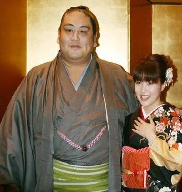 揭秘:为何日本女人都想嫁给相扑选手,以嫁体重