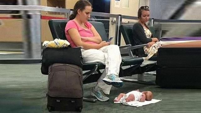 因航班延误女子把婴儿放地上候机，照片被传网上迅速走红（组图） - 1