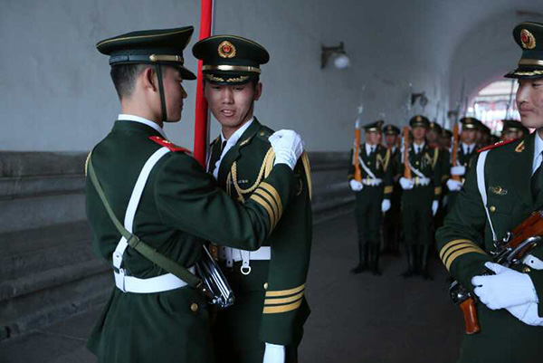 天安门国旗护卫队士兵:蜘蛛在脸上织网 放哨后