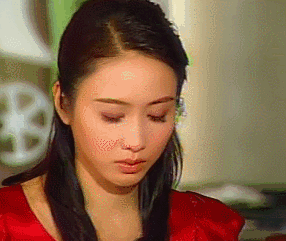 祖贤穿衣,朱茵眨眼,青霞饮酒,嘉欣抬头,到底谁才能摄