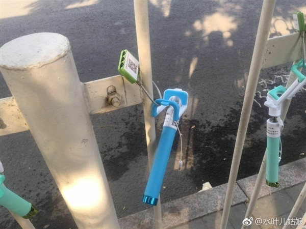 北京公交站惊现“共享自拍杆” 扫一扫拿走不用还？