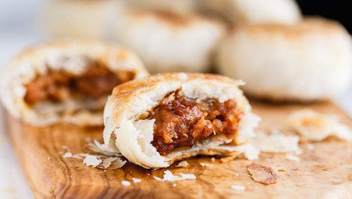 新式的抹茶蔓越莓牛肉铁观音月饼在闹,传统的双黄白莲蓉豆沙五仁月饼在笑_凤凰科技