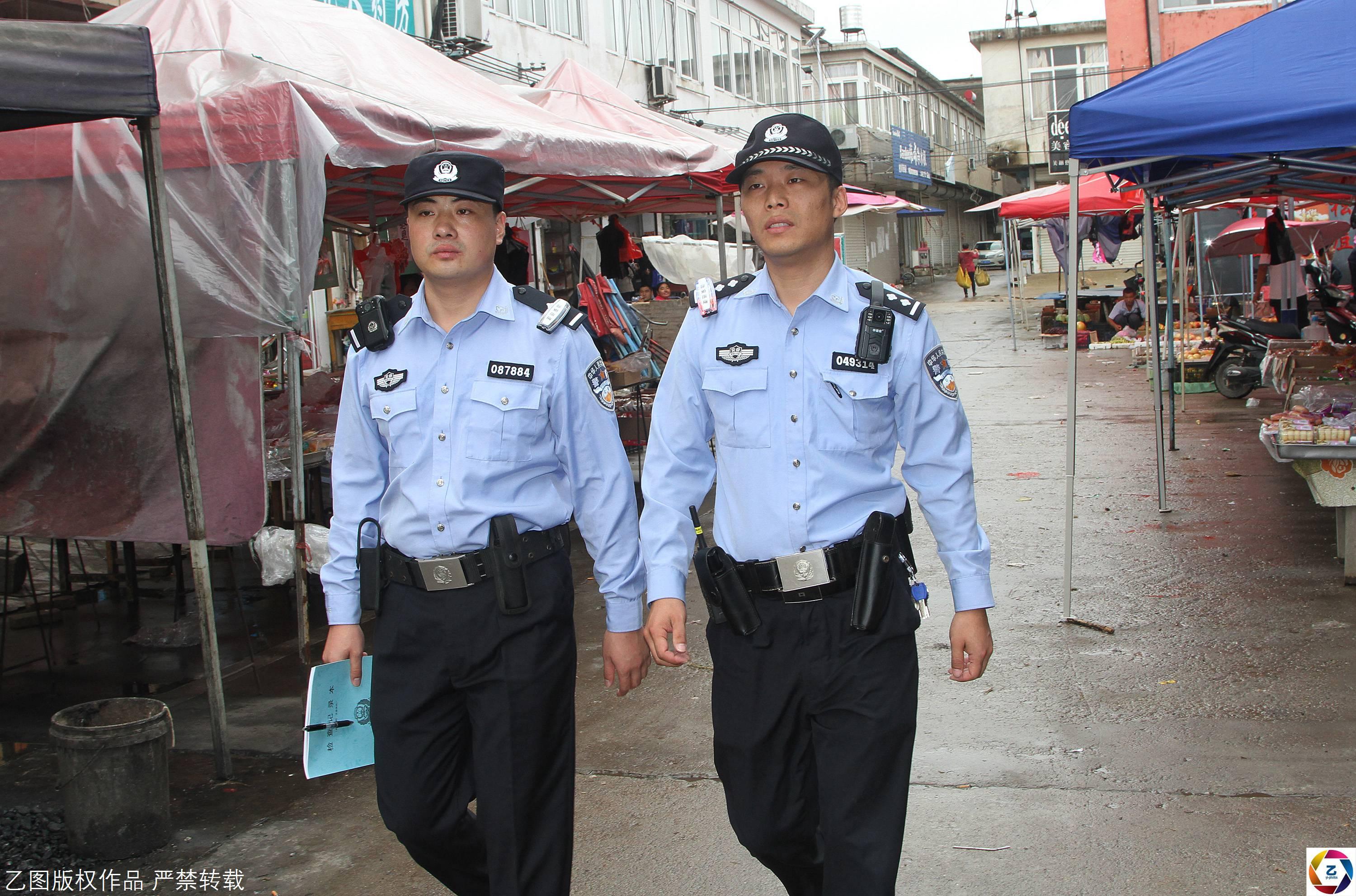 民警昨日刚入洞房,今天新婚妻子陪着值班