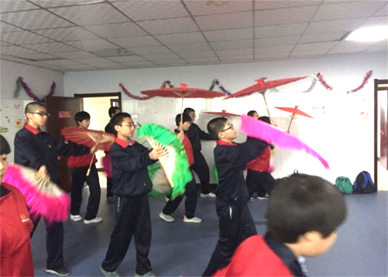 石家庄44中学志愿者情暖双节 藁城福利院孤儿