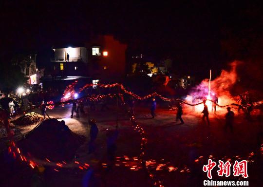 据介绍,晓鳙村自唐末以来就一直传承中秋舞“稻草龙”习俗。 曹加祥 摄 据介绍,晓鳙村自唐末以来就一直传承中秋舞“稻草龙”习俗。 曹加祥 摄