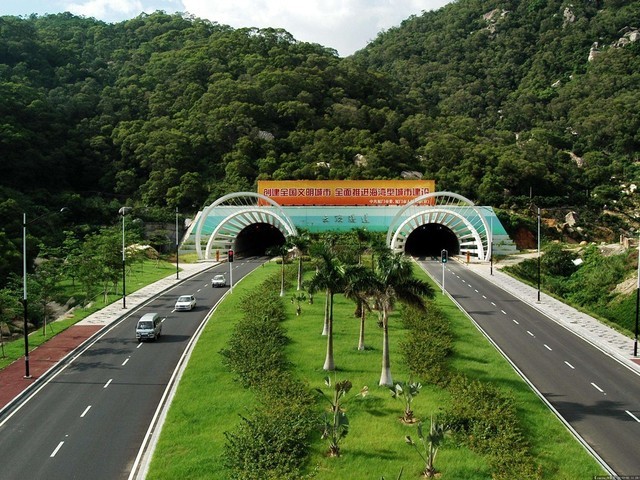 山路多隧道，开车怎么过隧道才更安全？ 