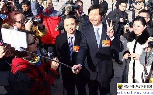 相比其他大佬,为何雷军的形象如此亲民?