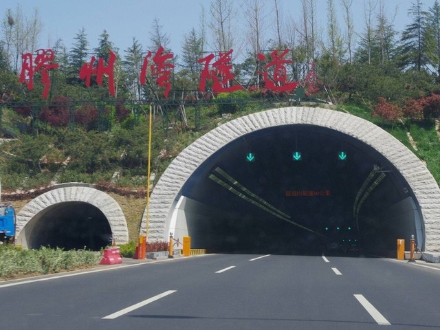 山路多隧道，开车怎么过隧道才更安全？ 