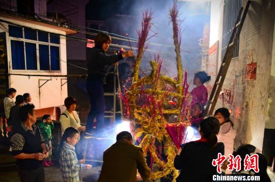 寓意庆贺丰收,祈福风调雨顺,国泰民安。 曹加祥 摄 寓意庆贺丰收,祈福风调雨顺,国泰民安。 曹加祥 摄