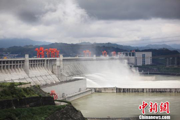 三峡大坝泄洪场面壮观。 由于近期长江中上游连续强降雨,10月5日,三峡大坝开闸泄洪,这也是今年10月以来,三峡大坝第二次泄洪。近期长江上游三峡区间及汉江流域持续降雨,湖北省水库有1120座超汛限,其中1011座水库泄洪。10月1日至4日,长江防总连发4道调度令,要求三峡水库10月2日至5日出库流量从13000立方米每秒逐日增加至20000立方米每秒,6日起按日均22000立方米每秒控制, 以控制三峡水库蓄水进程平稳有序。