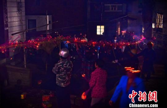 江西婺源,百米“草龙”舞中秋。 曹加祥 摄 江西婺源,百米“草龙”舞中秋。 曹加祥 摄