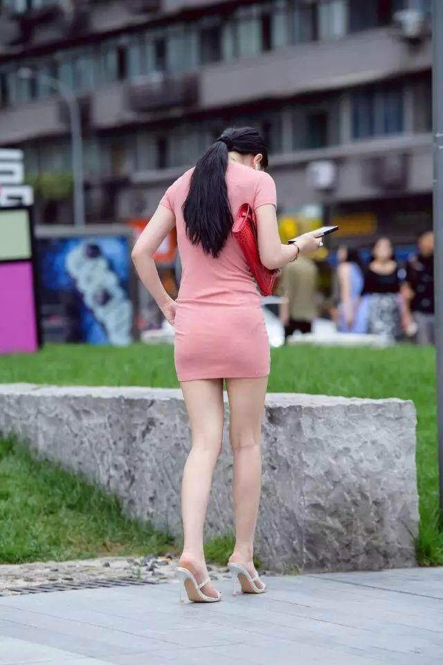 街拍:紧致包臀裙的辣妈,白净双腿也这么美观