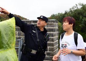 “长城民警”日答问询数百次 上勤再渴不敢多喝水