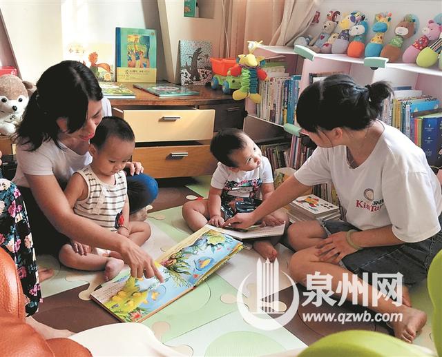 家中累积近千册儿童绘本 泉州两名妈妈共享书房