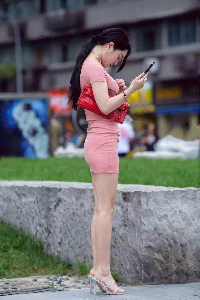 街拍:紧致包臀裙的辣妈,白净双腿也这么美观