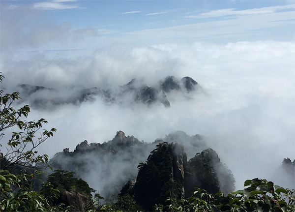 雨后黄山云海浩瀚 气象部门:“佛光”可见概率高