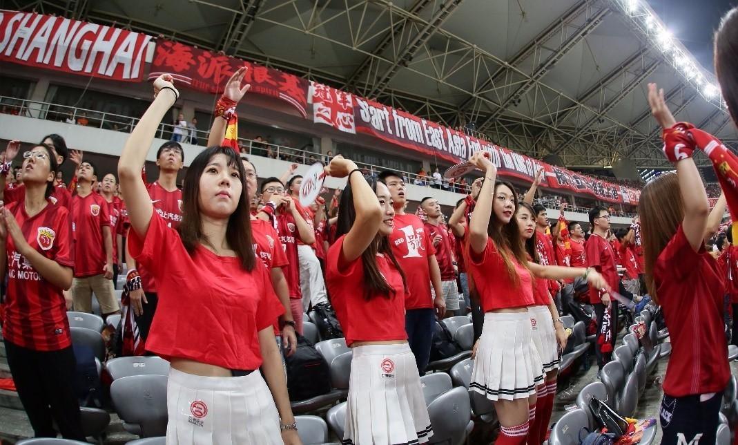 中日对决两国女球迷大不同 中国足球女郎完败