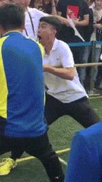 搞笑gif图:这表情,这动作,在座的有几位能做到?