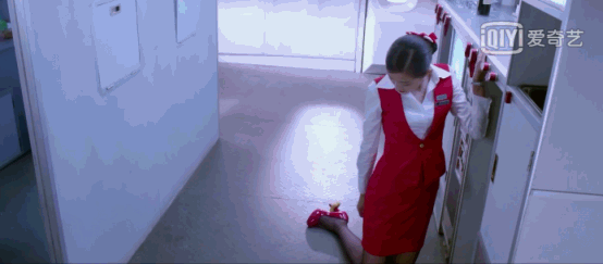 其次,《浪漫天降》里空姐发飙的举动实在有点过分了.