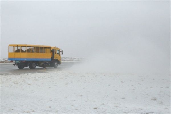阿拉善左旗机场迎来秋冬首场降雪