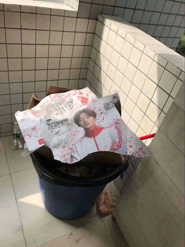 笑得容颜舒展,满脸欢喜。形容非常高兴,笑得合不拢嘴这是什么...