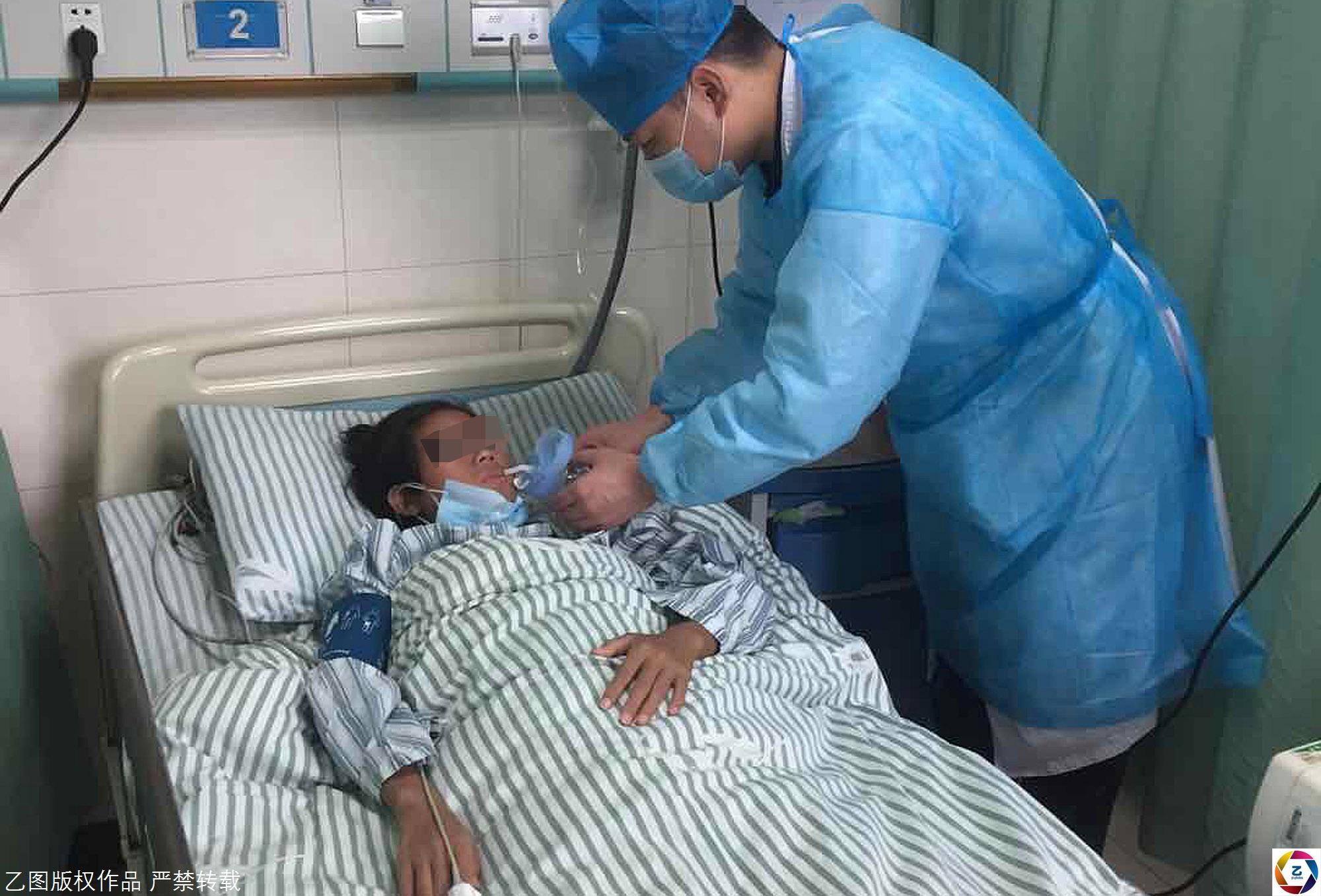 扬州: “跪下救人”视频在互联网上流行，“白天使”发挥了积极的作用